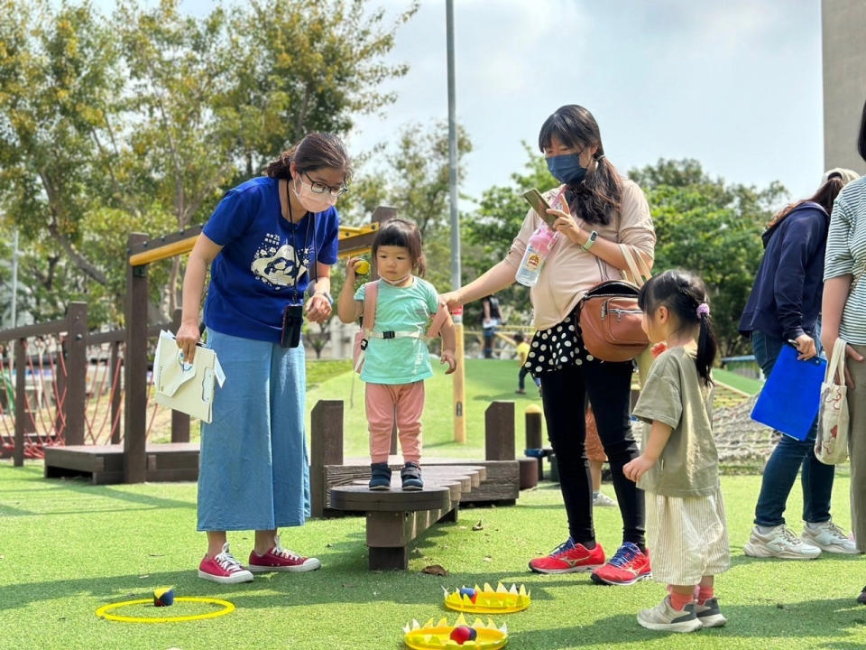 結合社區公園共融遊具，進行兒童發展篩檢。