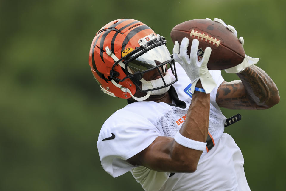 Cincinnati Bengals' Ja'Marr Chase makes a catch during practice at the NFL football team's training facility in Cincinnati, Thursday, Aug. 4, 2022. (AP Photo/Aaron Doster)