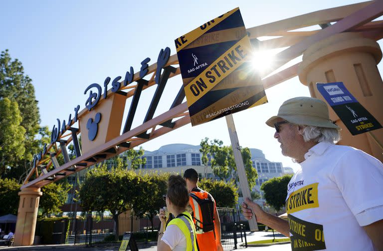 Los actores de Hollywood en huelga volvieron a movilizarse este viernes a las puertas de los estudios Disney