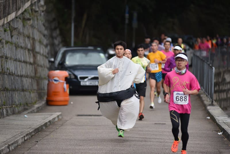 徐志堅「肥仔相撲手」造型挑戰發財跑