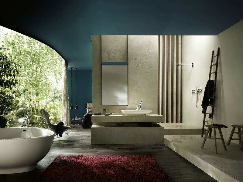 <p>Esta propuesta de Hansgrohe nos muestra un baño abierto al dormitorio y a la naturaleza gracias al enorme ventanal curvo que recorre toda la estancia. Lo mejor es que desde el dormitorio solo se ve la preciosa bañera exenta.</p>