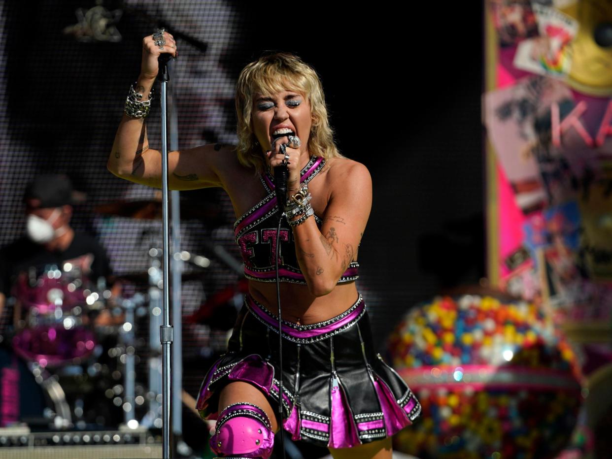 Miley Cyrus performs at the Super Bowl 2021 (USA TODAY Sports)