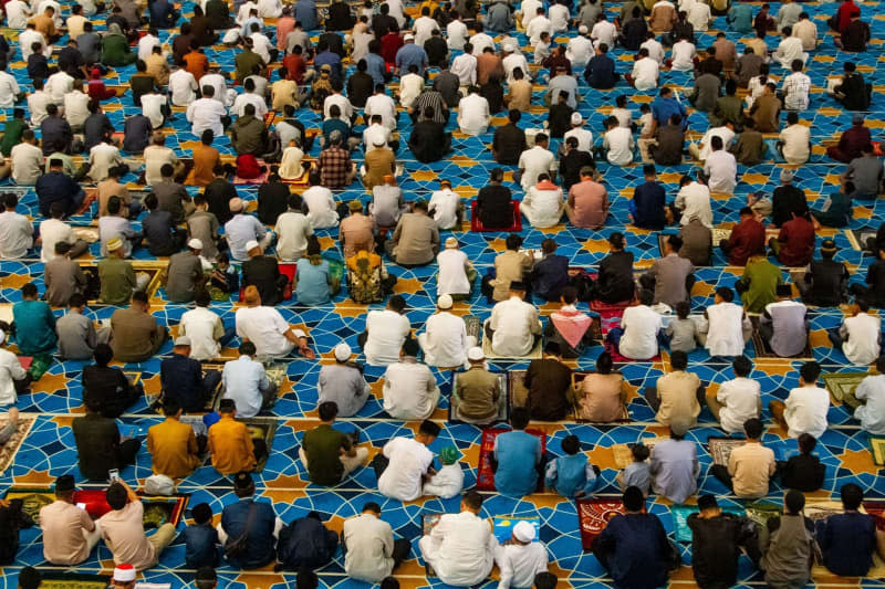 Indonesian Muslims perform Eid al-Fitr prayer at Al Jabbar Grand Mosque in Bandung, Indonesia. Muslims around the world celebrate Eid al-Fitr to mark the end of the Islamic holy fasting month of Ramadan. Algi Febri Sugita/ZUMA Press Wire/dpa