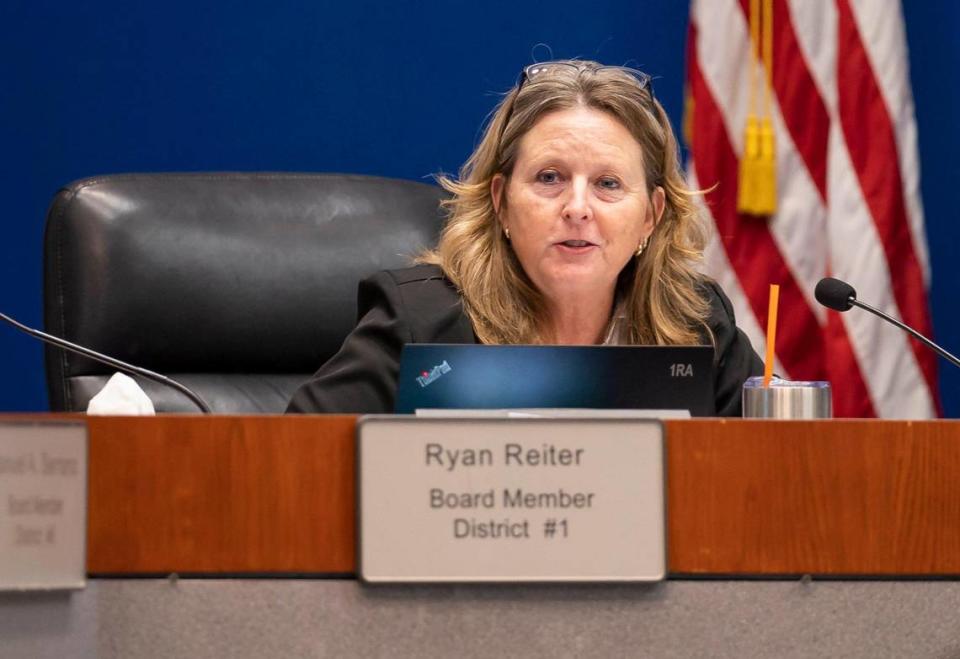 Debra A. Hixon, integrante de la Junta Escolar del Condado Broward, habla durante una reunión en el Kathleen C. Wright Administration Center, el lunes 14 de noviembre de 2022, en Fort Lauderdale, Florida. Fue elegida vicepresidenta de la junta el martes 22 de noviembre de 2022.