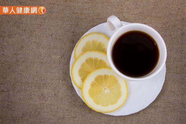 檸檬被認為可提升新陳代謝、燃燒脂肪，但和黑咖啡混搭再一起飲用，目前沒有實證可以支持有助減重。