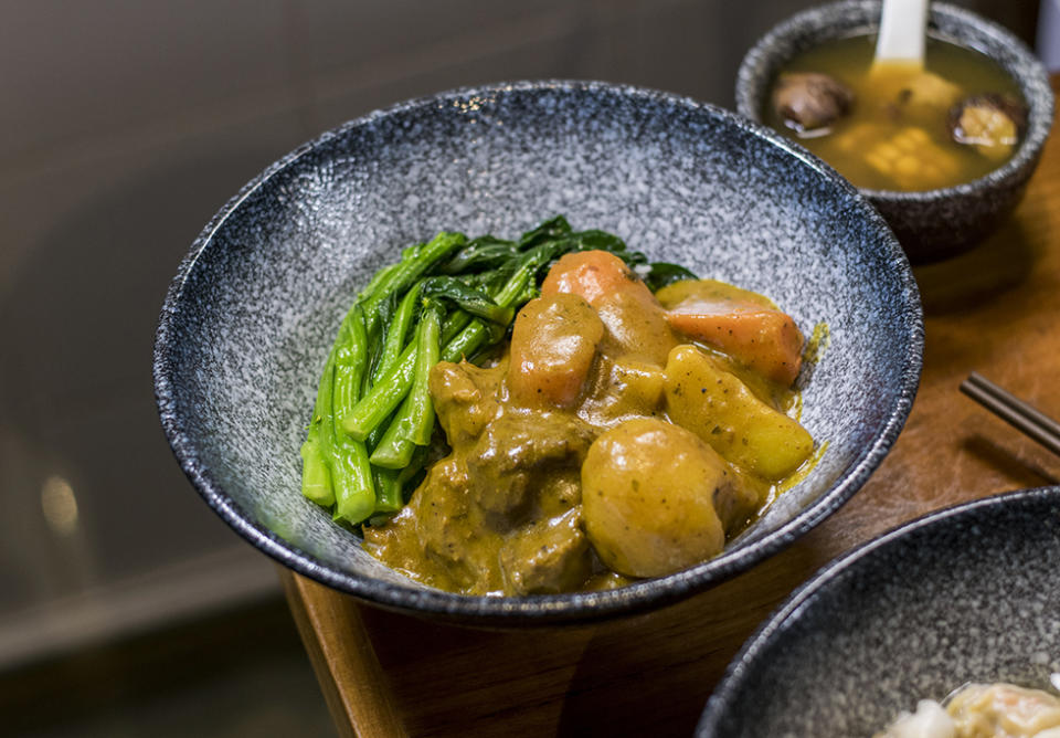 灣仔美食︱藍屋新素食店 像真度高素咖喱羊腩飯+清湯餃子麵