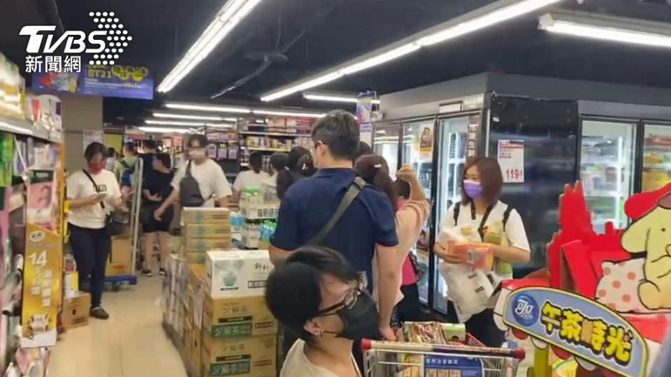 超市結帳的人在店內繞走道排成ㄇ字型。（圖／TVBS）