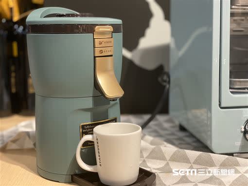 自動研磨咖啡機。（圖／記者馮珮汶攝）