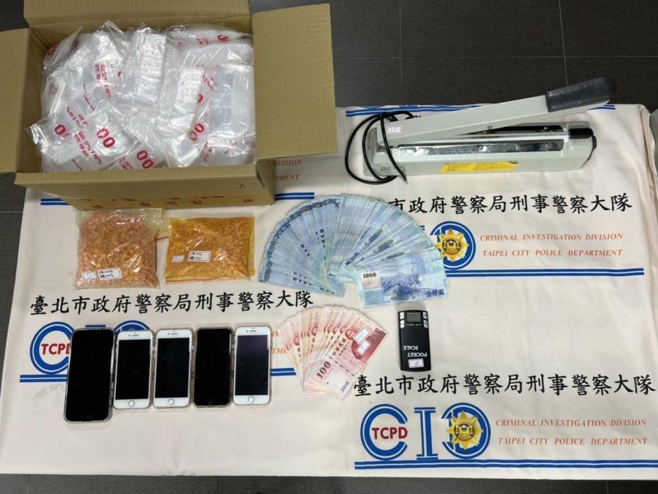 圖片說明：警方當場查扣第三級毒品卡西酮2大包(淨重801.9公克)、夾鏈袋1箱及電子磅秤1台。（記者徐煜勝翻攝）