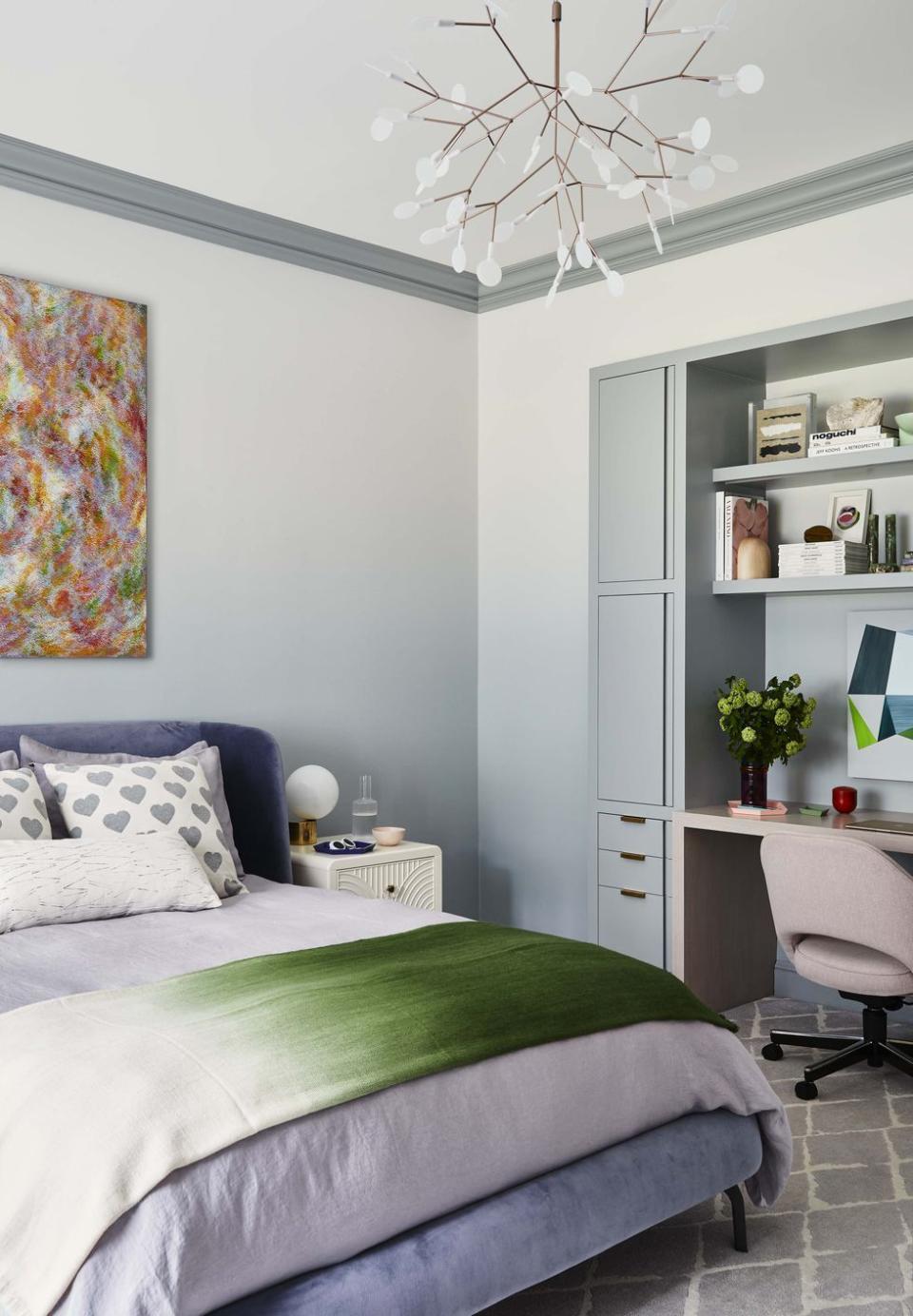 teen girl bedroom with desk