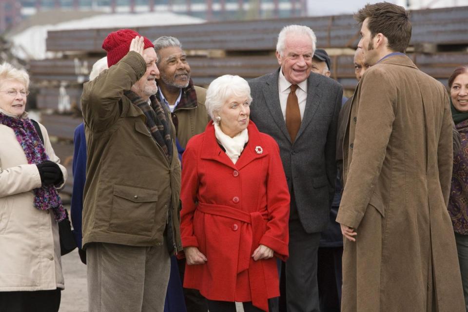 Cribbins alongside June Whitfield, Barry Howard and David Tennant in a scene from ‘Doctor Who’ (PA)