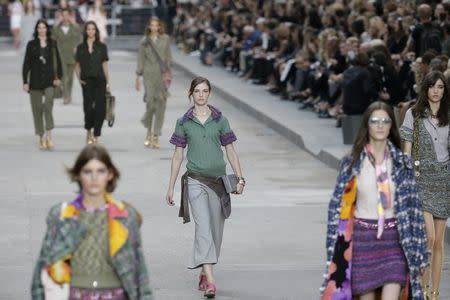 Models present creations by German designer Karl Lagerfeld as part of his Spring/Summer 2015 women's ready-to-wear collection for French fashion house Chanel during Paris Fashion Week September 30, 2014. REUTERS/Gonzalo Fuentes