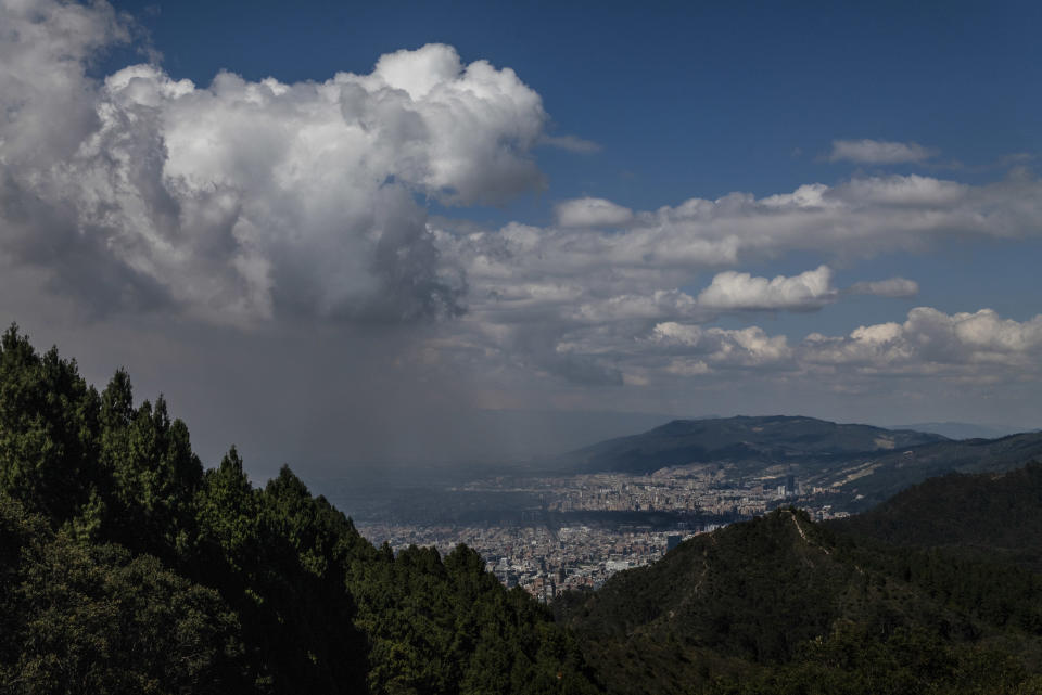 Humo denso proveniente de incendios forestales cerca de la capital, Bogotá. (Federico Rios/The New York Times)