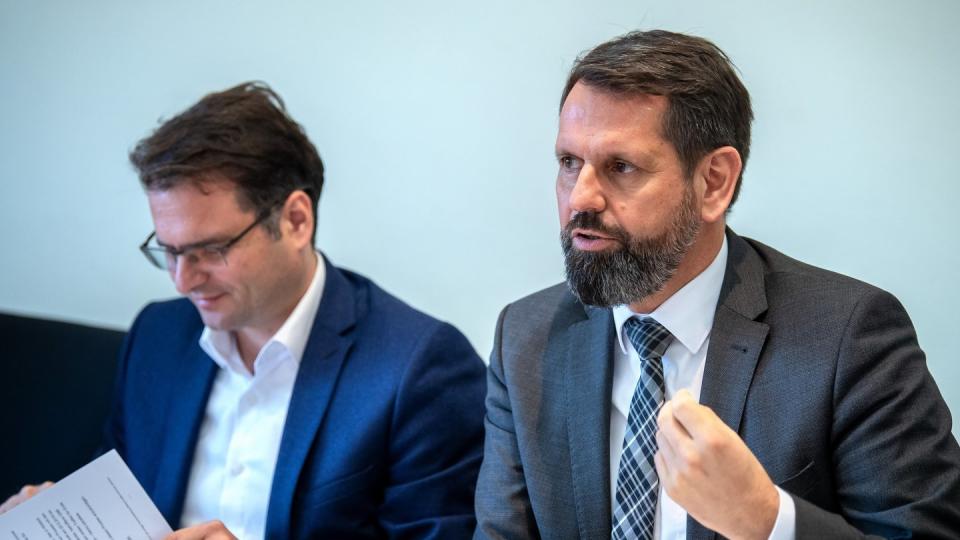 Olaf Lies, Niedersachsens Umweltminister, und Andreas Feicht, Staatssekretär im Bundesministerium für Wirtschaft und Energie, sprechen bei einem Energie-Gipfel zum Thema «Frischen Wind für die Windenergie». Foto: Sina Schuldt