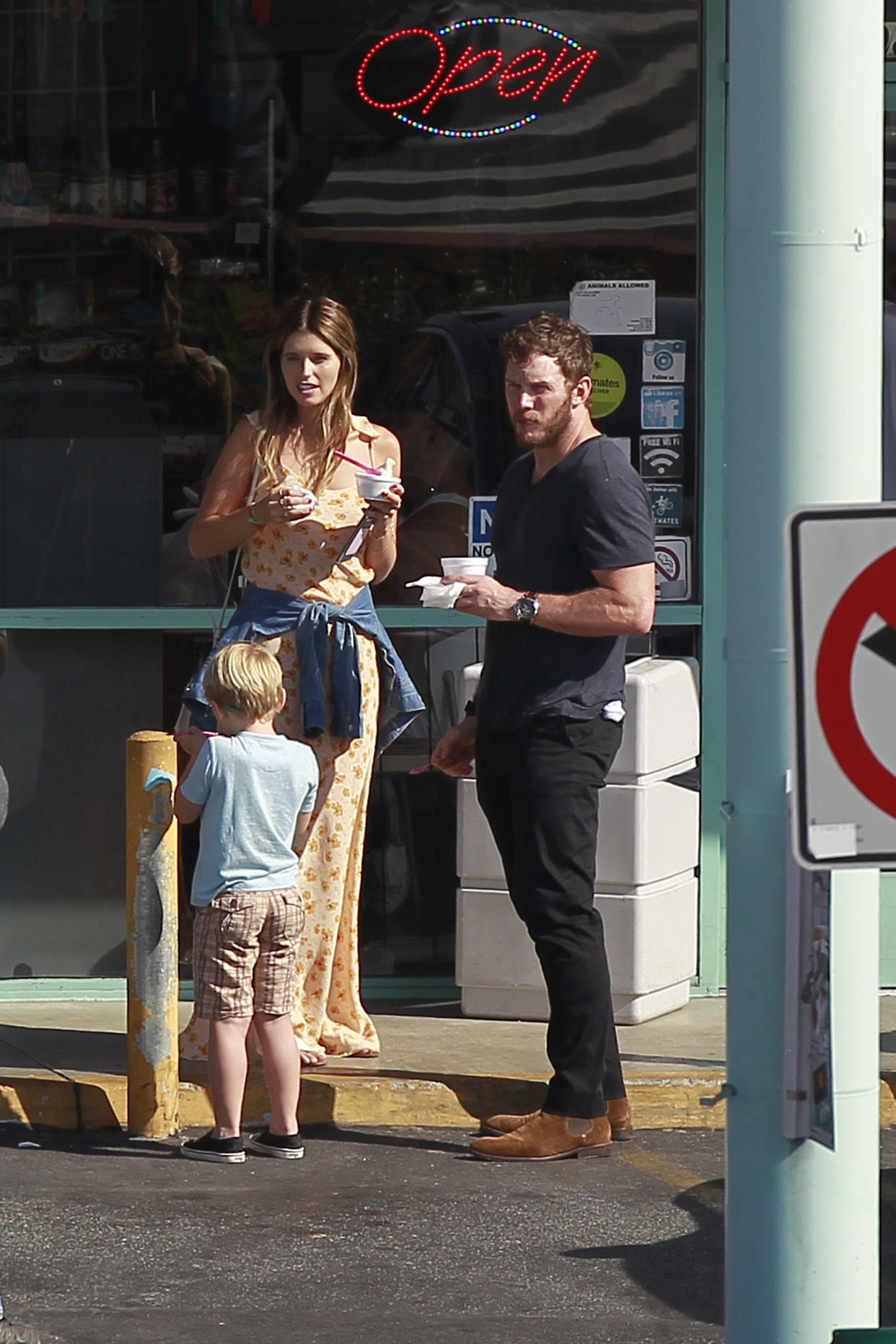 Chris Pratt and Katherine Schwarzenegger take his son, Jack, for ice cream Sunday in L.A. (Photo: © FlightPhotoAgency)