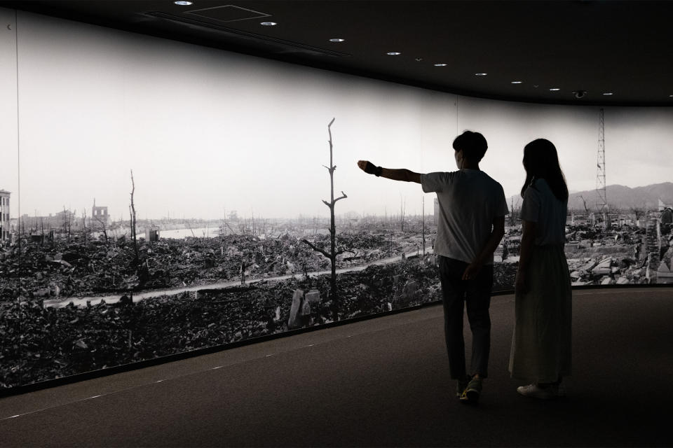 2020年8月5日，日本廣島，遊客在和平紀念博物館觀看，廣島受原子彈襲擊後的大型全景照片。攝：Carl Court/Getty Images
