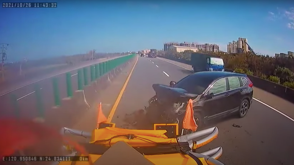 近日發生一起國道上的撞車意外，一輛CR-V毫無減速撞及到了工程車輛。(圖片來源/ Youtube:Seattle995)