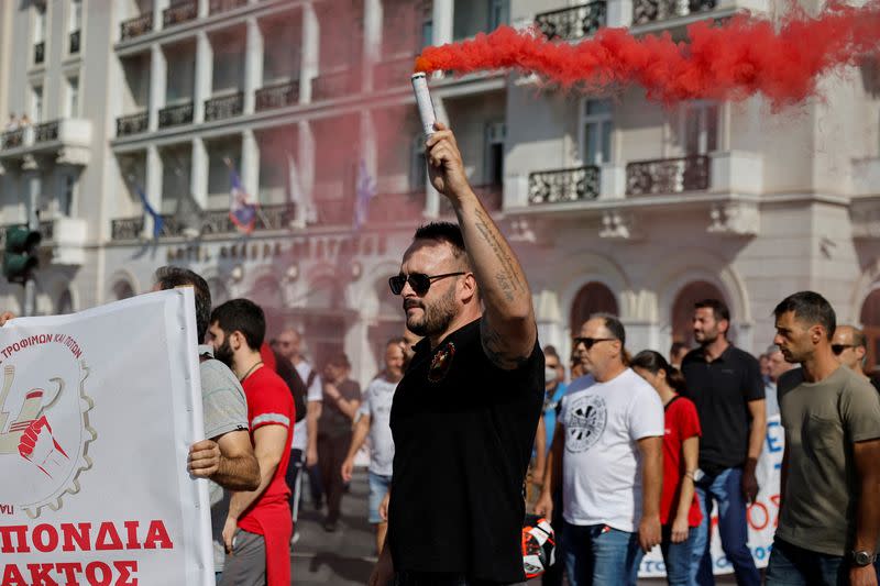 Greek state workers strike against government labour law plans