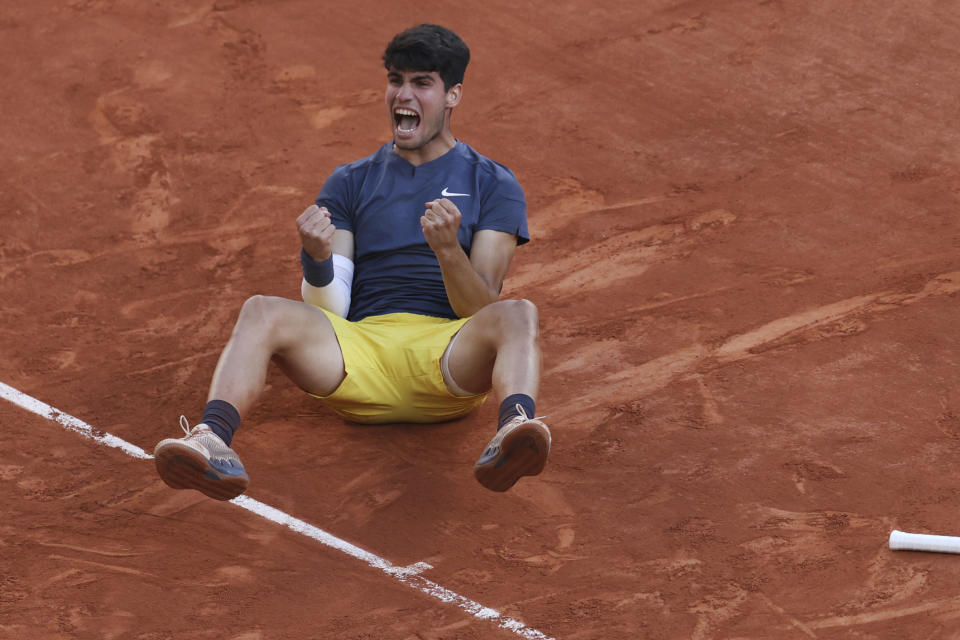 El español Carlos Alcaraz celebra tras ganar la final masculina del Abierto de Francia al vencer al alemán Alxander Zverev el domingo 9 de junio del 2024. (AP Foto/Aurelien Morissard)