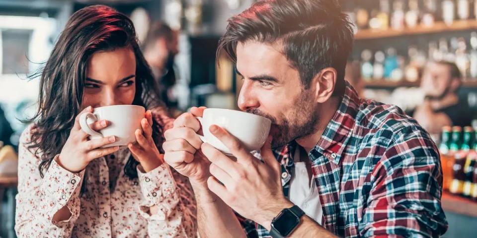 Cafés sind der perfekte Ort für ein erstes Date. - Copyright: VioletaStoimenova/Getty Images