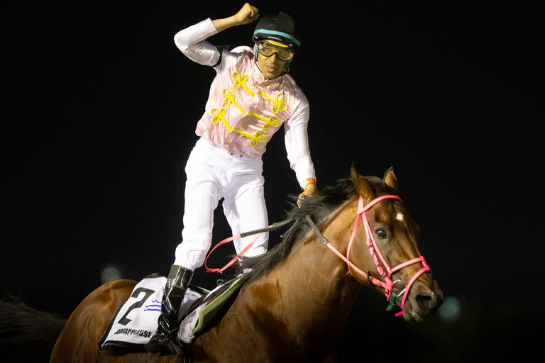 Roundofapplause, un caballo argentino radicado en Uruguay, se adjudicó el Gran Premio José Pedro Ramírez (G1), en Maroñas.