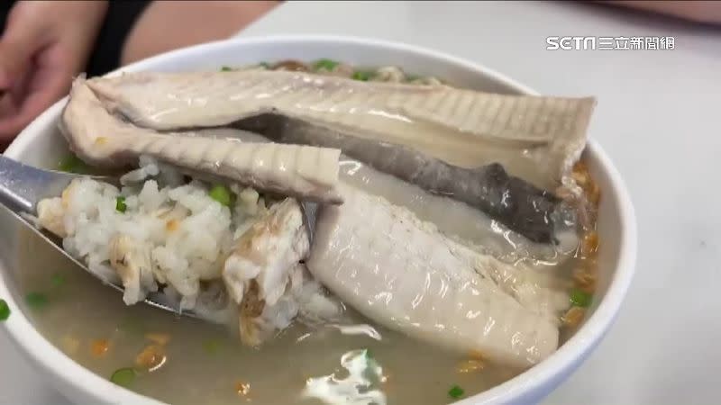 虱目魚肚加上蚵仔的魚肚粥，漲價到260元。