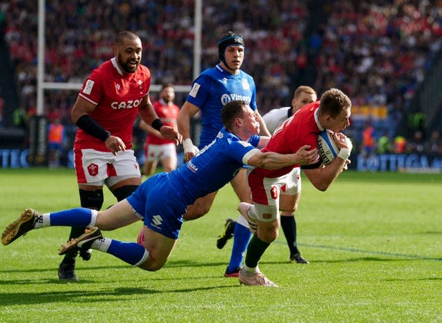 Ken Owens si gode la partita dei sei giorni del Galles contro la Francia dopo la vittoria dell’Italia