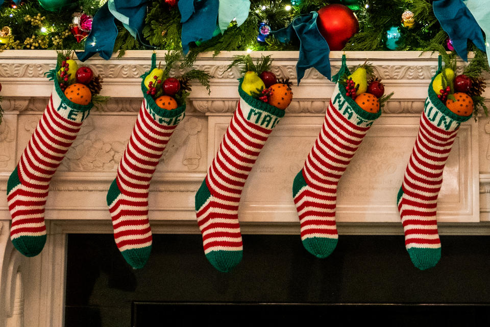 Weihnachtstradition in Amerika: Nikolaus kletterte der Erzählung nach durch den Kamin und füllte die Socken, die dort zum Trocknen hingen, mit Gold. Deshalb hängen amerikanische Familien am Weihnachtsabend Socken an den Kaminsims. (Symbolbild: Getty Images)