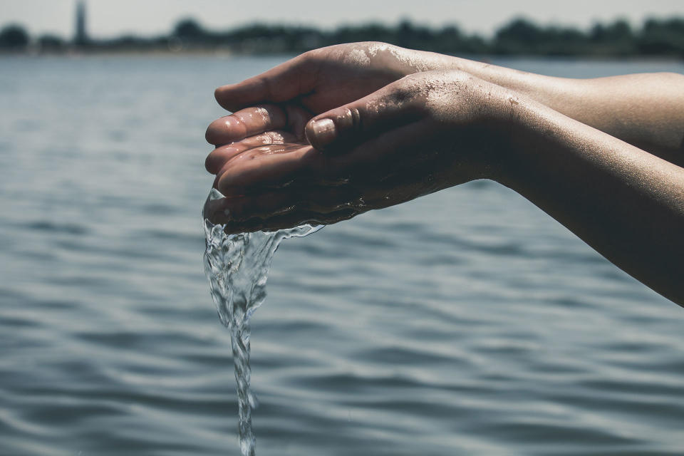 Les poignets et les pieds sont les parties du corps les plus importantes pour rester au frais, confie Maryanne Taylor de The Sleep Works. Les arroser d’eau permet de mieux réguler la température du corps et ainsi de passer une nuit plus tranquille. [Photo: Pexels]