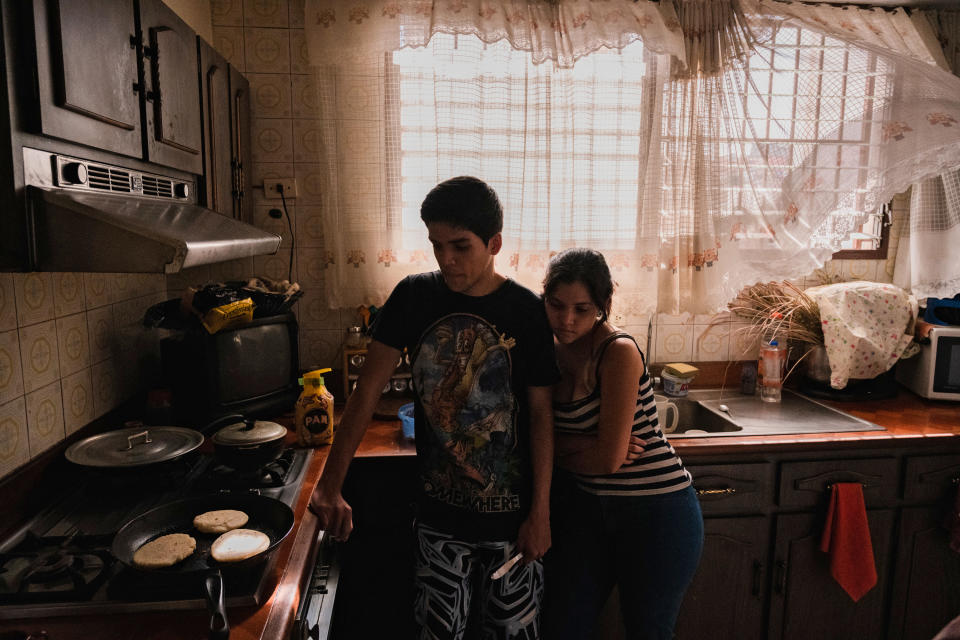 En un hogar de Caracas, Venezuela, se fríen para el desayuno arepas hechas con harina de maíz marca Polar, el 19 de febrero de 2020. (Adriana Loureiro Fernandez/The New York Times)