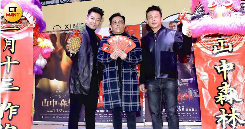 謝承均（左起）、導演姜寧、李康生出席《山中森林》掃街活動。（圖/ 林士傑攝）