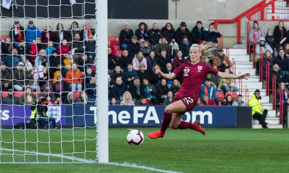 Beth Mead slides in to score against Spain