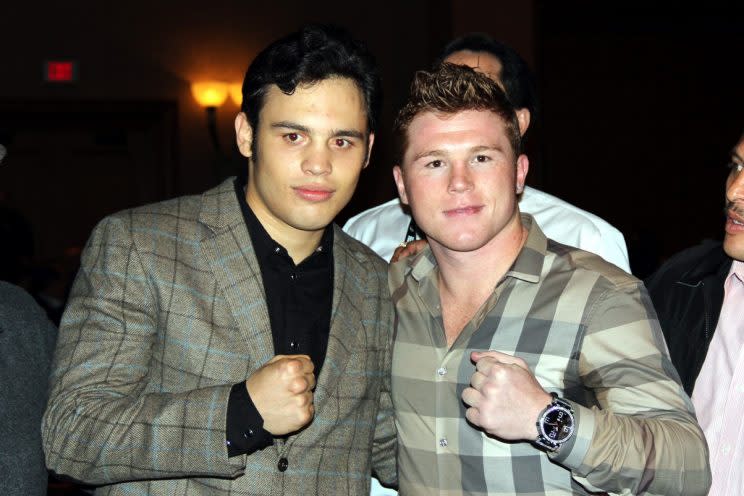  ¿Dónde nació la rivalidad entre Canelo y Chávez? Hace años, cuando Canelo y Julio César eran los rostros de los proyectos boxísticos de Televisa y Tv Azteca, respectivamente, pareció haber un pique que polarizó a la afición boxística en México, que comenzó a tomar bando por el tapatío o el sinaloense. Además de que el hecho de que hace cinco años se coronaran en divisiones cercanas despertó el interés por verlos pelear./Foto: Web