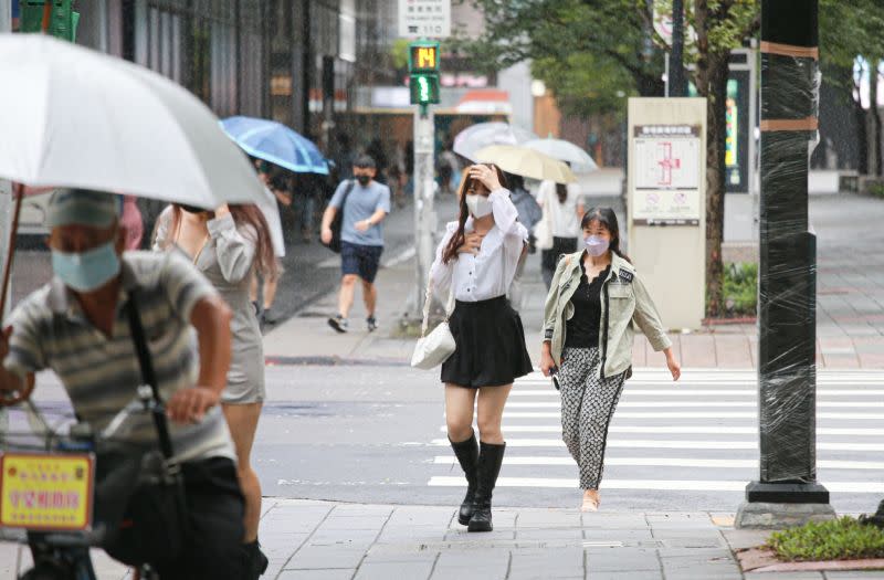 ▲中央氣象局表示，今天（3日）臺灣東半部及大臺北地區有短暫雨，東北部地區有局部豪雨、基隆北海岸亦有局部大雨發生的機率。（圖／記者葉政勳攝，2022.9.3）