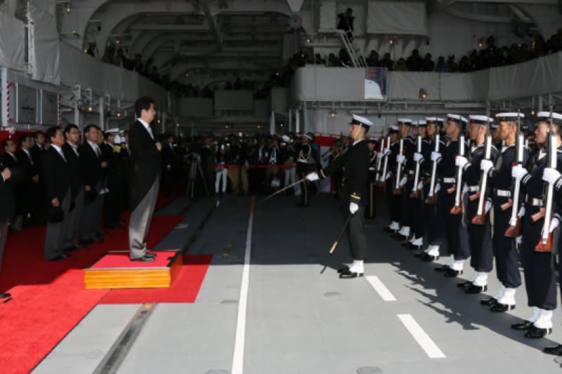 海上自衛隊員對首相安倍晉三行軍禮。（翻攝首相官邸網站）
