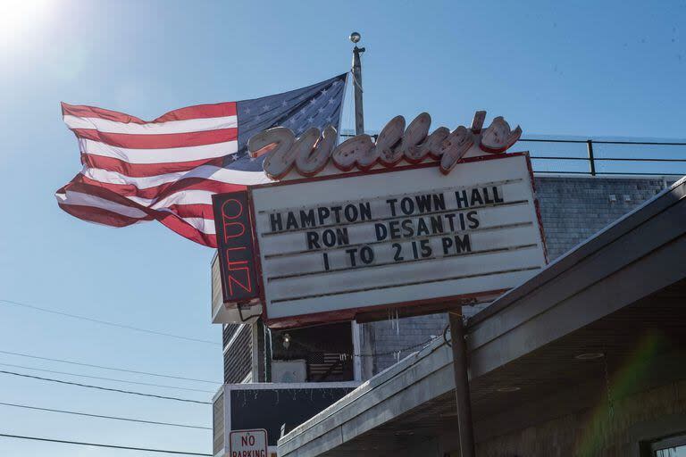 Un cartel anuncia que el candidato presidencial republicano y gobernador de Florida, Ron DeSantis, hablará en un evento de campaña en Hampton, New Hampshire, el 17 de enero de 2024. (Joseph Prezioso / AFP)