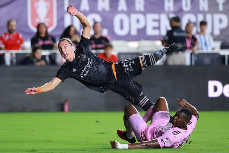 Griffin Dorsey ya sacó el tremendo remate del primer gol de Houston Dynamo; el defensor Kamal Miller no llegó al cierre 