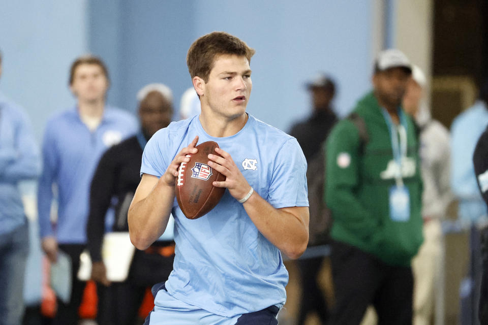 Hubo varios espectadores interesados ​​cuando el mariscal de campo de Carolina del Norte, Drake Maye, actuó en el pro day de la UNC el jueves, incluidos los tomadores de decisiones de los Washington Commanders.  (Foto AP/Karl B. DeBlaker)