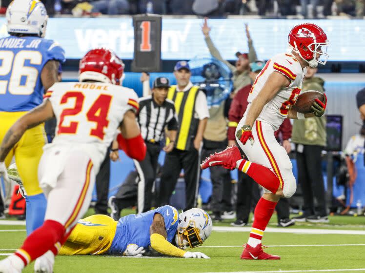 Inglewood, CA, Sunday, November 20, 2022 - Kansas City Chiefs tight end Travis Kelce (87) slips past.