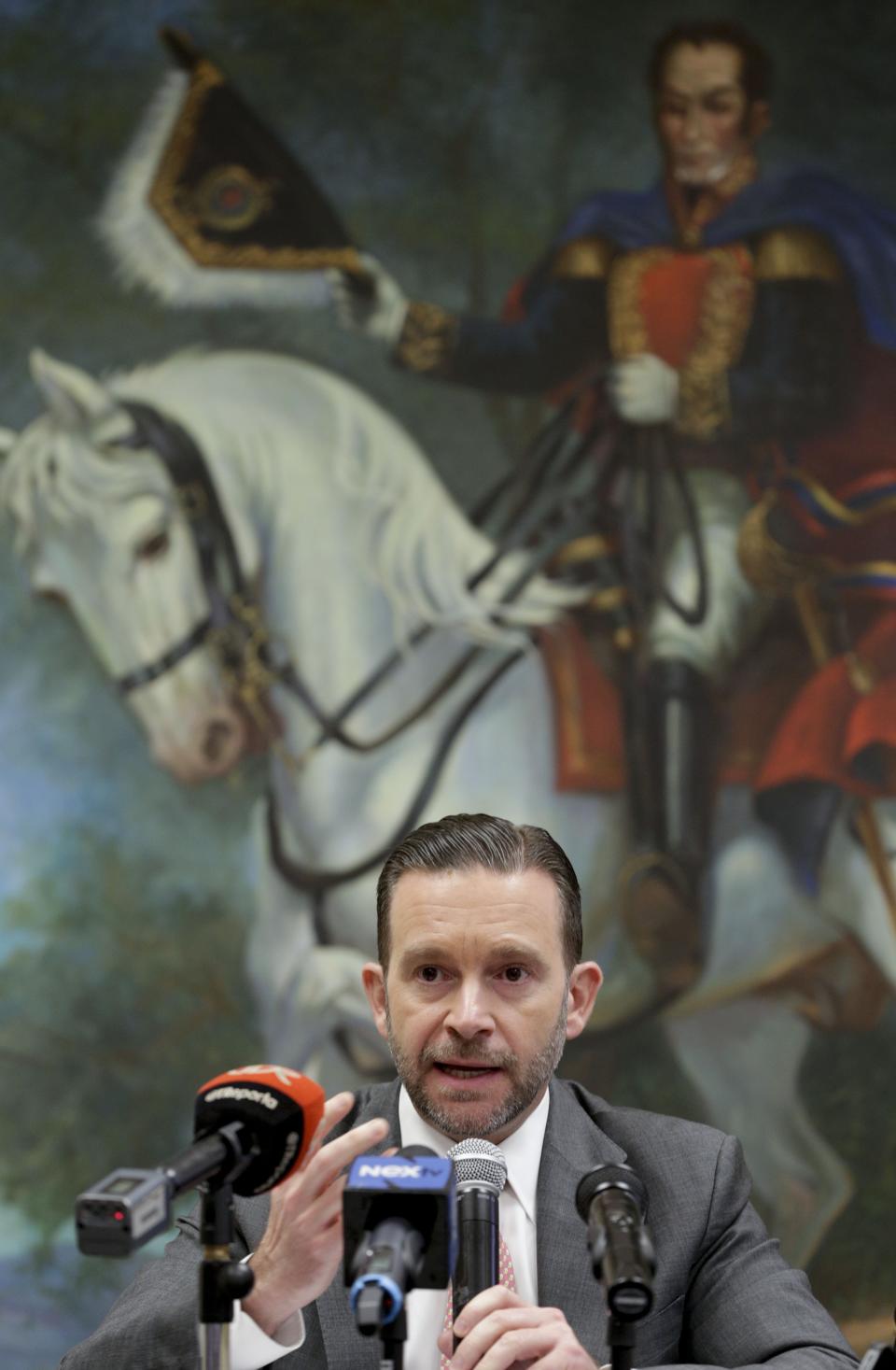 El canciller panameño Francisco Álvarez de Soto habla con los periodistas en torno al conflicto diplomático entre Panamá y Venezuela durante una conferencia de prensa en Ciudad de Panamá, el viernes 7 de marzo de 2014. (Foto AP/Arnulfo Franco)