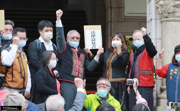 南市副市長戴謙、南市原民會主委白惠蘭及百餘位西拉雅族親呈遞書面意見書予司法院大法官書記處長許辰舟，籲請加速審理原住民身分法釋憲案。（記者李嘉祥攝）