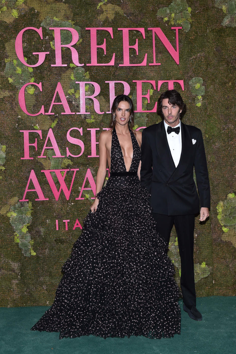 Dos top model en los ‘Green Carpet Fashion Awards’