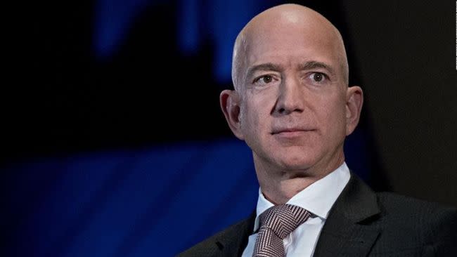 亞馬遜亞馬遜創辦人貝佐斯（Jeff Bezos）的淨資產更是超過了令人難以置信的2,000億美元（約台幣5.86兆）。（圖／翻攝自@cnnbrk 推特）