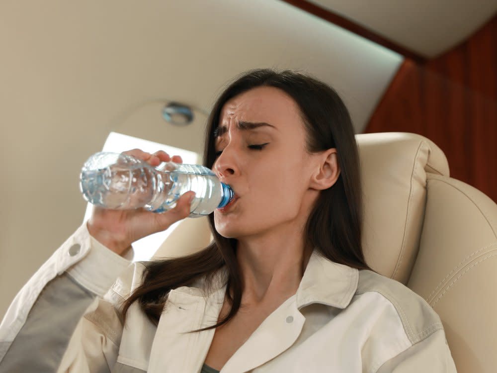 Bei einem dreistündigen Flug verliert der Körper etwa eineinhalb Liter Wasser. (Bild: New Africa/Shutterstock.com)