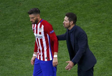 Football Soccer - Real Madrid v Atletico Madrid - UEFA Champions League Final - San Siro Stadium, Milan, Italy - 28/5/16 Atletico Madrid's Yannick Carrasco and coach Diego Simeone during the match. REUTERS/Tony Gentile