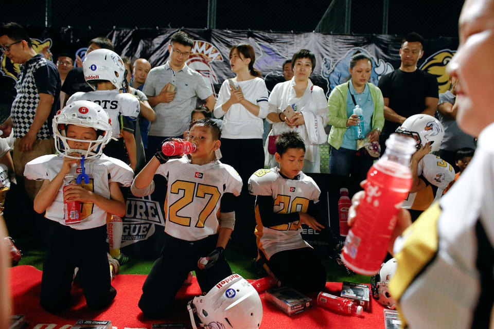 <p>Eagles players rest during a break in their Future League American football youth league match against the Sharklets in Beijing, May 26, 2017. (Photo: Thomas Peter/Reuters) </p>