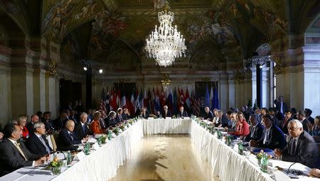 Russian Foreign Minister Sergei Lavrov (L), U.S. Secretary of State John Kerry (C) and United Nations special envoy on Syria Staffan de Mistura (R) attend the ministerial meeting on Syria in Vienna, Austria, May 17, 2016. REUTERS/Leonhard Foeger