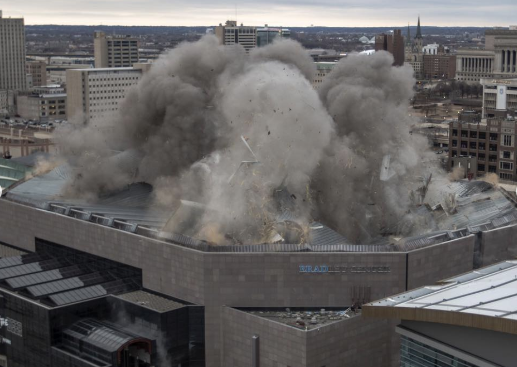 Implosión del Bradley Center, antigua casa de los Milwaukee Bucks / Foto: Captura de pantalla de cuenta oficial del equipo @bucks