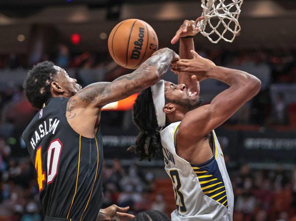 El alero de los Miami Heat Udonis Haslem (40) intenta bloquear un tiro del alero de los Indiana Pacers Isaiah Jackson (23) en el último cuarto en la FTX Arena de Miami, el martes 21 de diciembre de 2021.