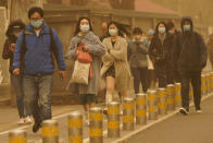 <p>La capitale cinese si è svegliata in una inquietante nebbia giallastra. E' il risultato dello smog e della più grande tempesta di sabbia - arrivata dalla Mongolia - che ha investito la metropoli in quasi un decennio. (AP Photo/Ng Han Guan)</p> 